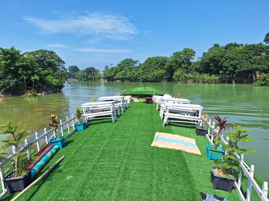 This is beautiful houseboat in Tanguar hawor